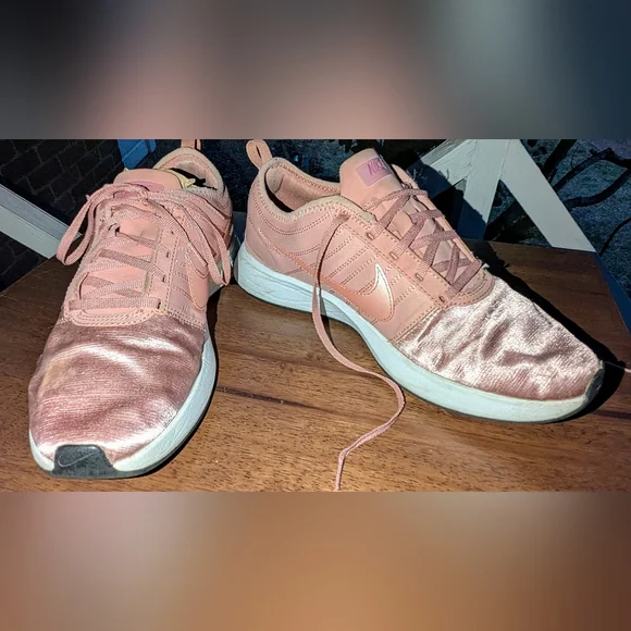 Women's Pink silk Nike Size 8 - Picture 2 of 9